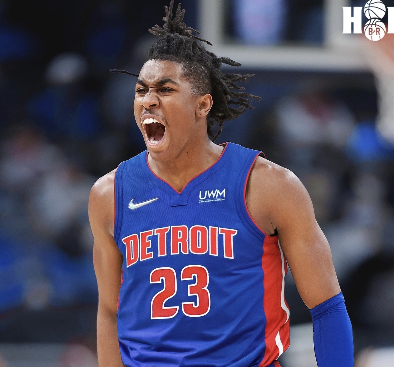 莱万多夫斯基迎来五赛季出色发挥，拜仁观众热烈欢呼！赛场气氛高涨-爱游戏